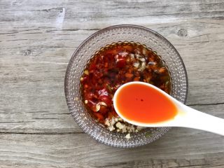 11、凉拌香辣皮蛋,自制的红油2汤匙（看似红火这红油不大辣，加红油能更加食欲增加口感）