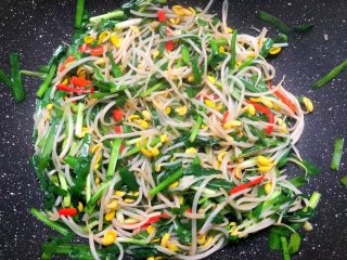 8、豆芽炒韭菜,待两样蔬菜都炒熟以后，放入适量鸡精翻炒均匀，即可出锅。