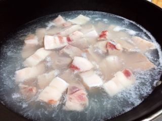 3、红烧肉,肉块凉水下锅焯水去血沫