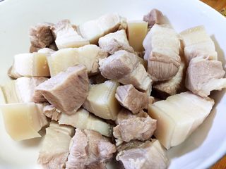 4、红烧肉,捞出洗净沥干水分