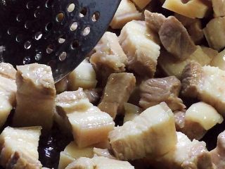 5、红烧肉,油锅烧热，放入肉块翻炒片刻