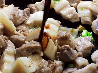 8、红烧肉,放入生抽