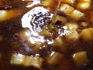 12、红烧肉,放入料酒