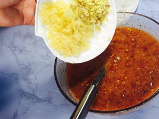 9、韩式辣白菜（辣酱调制）,在依次加入姜粒，蒜粒等！