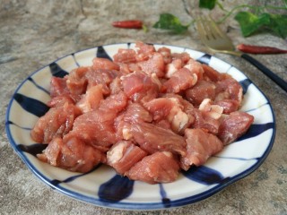 1、豌豆牛肉粒,先把牛里脊切成小丁备用