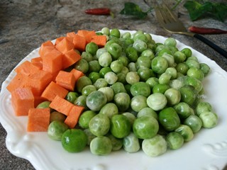 2、豌豆牛肉粒,准备好速冻豌豆和胡萝卜丁