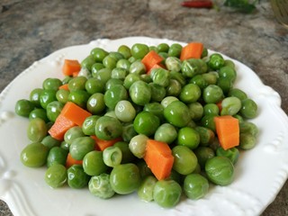 5、豌豆牛肉粒,捞出控水备用