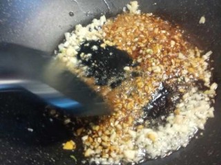 14、蒜蓉粉丝娃娃菜,加适量的水淀粉大火烧开。放一点鸡精搅匀。