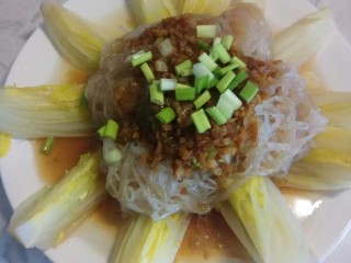 18、蒜蓉粉丝娃娃菜,将葱花放到蒜蓉上面。