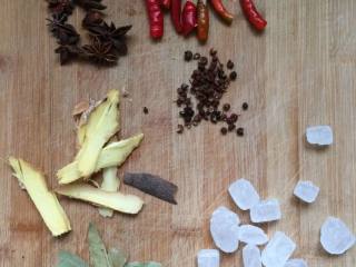 1、秘制鸡爪,准备食材；姜切片，辣椒切斜段，八角，香叶，桂皮，冰糖，花椒备用。