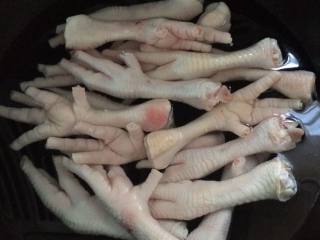 3、秘制鸡爪,锅中放入水，放入鸡爪焯水，去掉多余的血水。