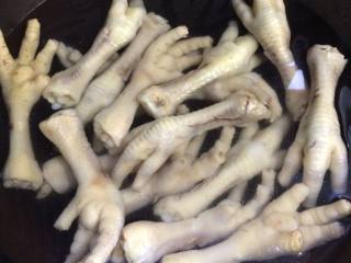 5、秘制鸡爪,准备一个锅，放入水，放入焯过水的鸡爪。