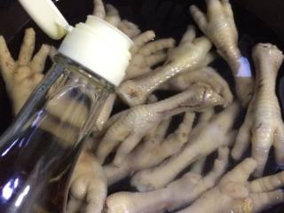 6、秘制鸡爪,倒入适量的料酒去腥。