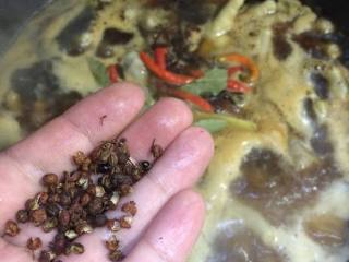 12、秘制鸡爪,加入适量的花椒。