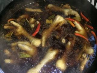 14、秘制鸡爪,大火烧开，转中小火慢炖40分中。