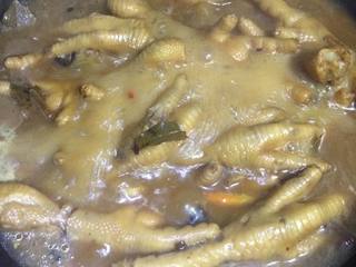 15、秘制鸡爪,最后放入盐调味，开大火收汁即可。