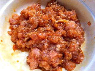 2、肉末冬瓜,首先把瘦肉洗净,剁成肉末放入碗里,加入1勺生抽,半勺老抽,1勺蚝油,少许白糖,适量盐搅拌均匀,腌制10分钟。