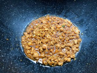 6、肉末冬瓜,肉末煸炒至这样的时候,把冬瓜蒸出来的汤汁倒到肉末里,翻炒均匀。