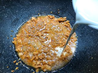 7、肉末冬瓜,把水淀粉倒入,快速翻炒,汤汁不用太稠,留着拌饭吃,超级美味。