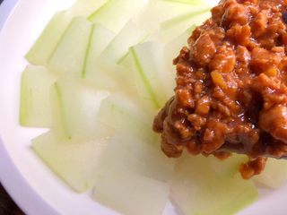 8、肉末冬瓜,把炒好的肉末浇到冬瓜上面即可。