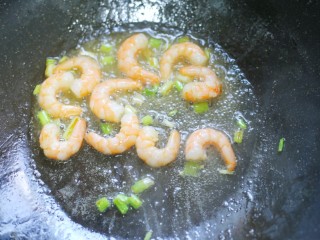 7、秋葵虾仁菌菇汤,起锅烧油,放入葱白爆香,加入虾仁。