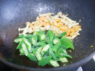 9、秋葵虾仁菌菇汤,加秋葵翻炒。