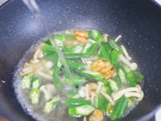 10、秋葵虾仁菌菇汤,加一大碗开水。