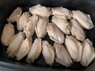 3、可乐鸡翅,锅中加少许油，下鸡翅煎至两面金黄
