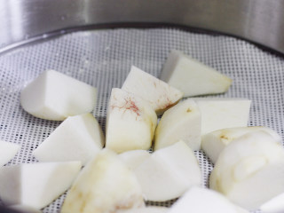 1、芝心芋头酥,芋头切小块入蒸屉，蒸15-20分钟，用筷子或者叉子试一下是否已变软，变软即可