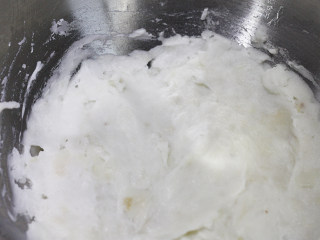 3、芝心芋头酥,蒸好的鱼头，压制成泥