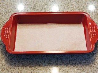 5、芝心芋头酥,烤盘中垫好油纸，放置一旁备用