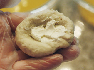 7、芝心芋头酥,面团中间压凹，放入适量的芝士，然后捏合