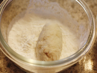 9、芝心芋头酥,将其沾上一点淀粉