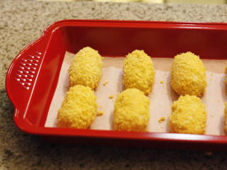 12、芝心芋头酥,放入烤盘，摆放均匀等待烤制