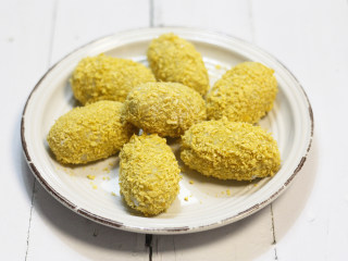 14、芝心芋头酥,烤好的芝心芋头，摆盘，可以放一些番茄酱及沙拉酱增加口味