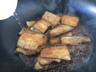 13、红烧带鱼,倒入水,水的量与带鱼齐平。