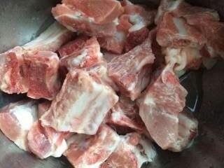 1、红烧排骨,排骨洗净备用。