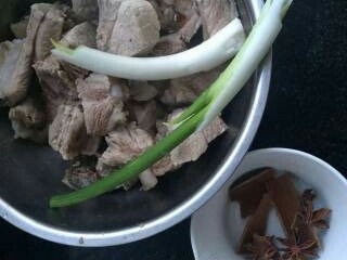 3、红烧排骨,葱，八角，桂皮备用（八角桂皮不用放很多）。