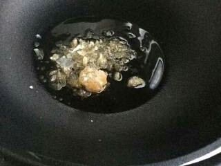 4、红烧排骨,锅中入油加入冰糖，炒糖色。