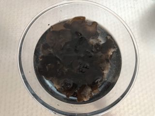 3、凉拌木耳黄瓜,捞出来放入凉水水泡一下