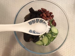 7、凉拌木耳黄瓜,放入2g的盐