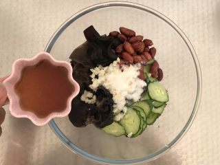 8、凉拌木耳黄瓜,放入醋20g