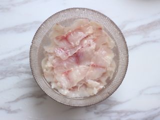 2、麻辣水煮鱼,片好的鱼片清水冲洗几遍，泡在水中，让鱼片吸饱水，这样才能保证鱼片的嫩滑口感。