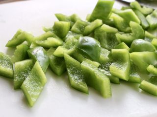 2、青椒炒肉,青椒切片,切菱形状