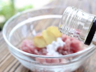 8、青椒炒肉,再加入少许料酒,抓匀