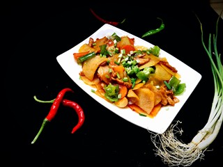 1、闷汁土豆片,好吃又下饭的闷汁土豆片，搭配青椒和胡萝卜片，漂亮的颜色一定会让你的家人胃口大开的，赶紧学习吧