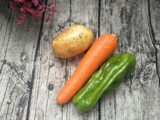 2、闷汁土豆片,准备土豆，胡萝卜和青椒各一个。