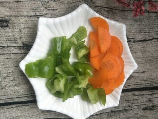 4、闷汁土豆片,胡萝卜和青椒切成片备用