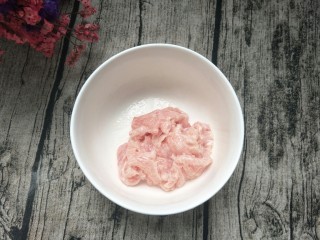 7、闷汁土豆片,抓匀，静置两三分钟