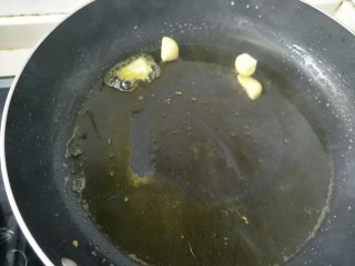 8、闷汁土豆片,热锅冷油，加入生姜和蒜瓣炒香